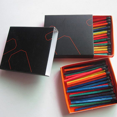 Caixa colorida de correspondência tingida EM cores diferentes