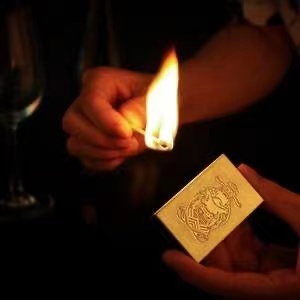 Como acender um charuto com fósforos: toque tradicional usando a lixa da caixa de fósforos